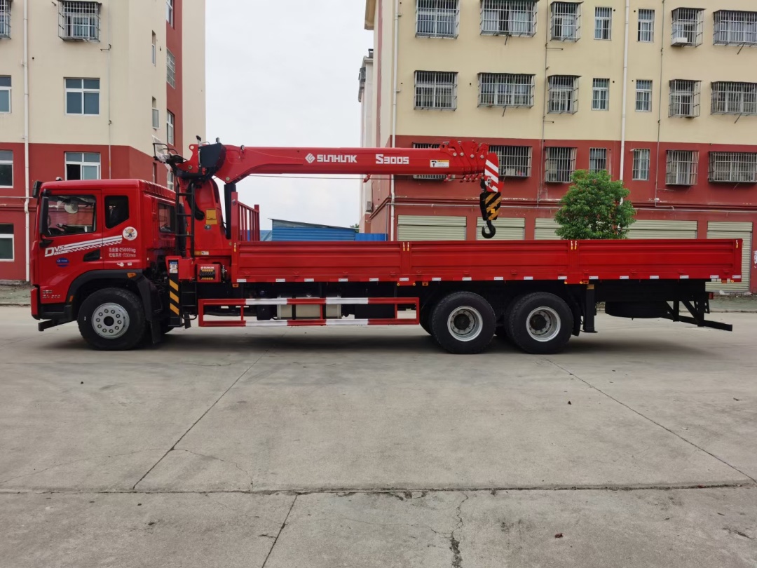 國六東風(fēng)華神DV5后八輪宏昌天馬12噸五節(jié)臂吊機隨車吊